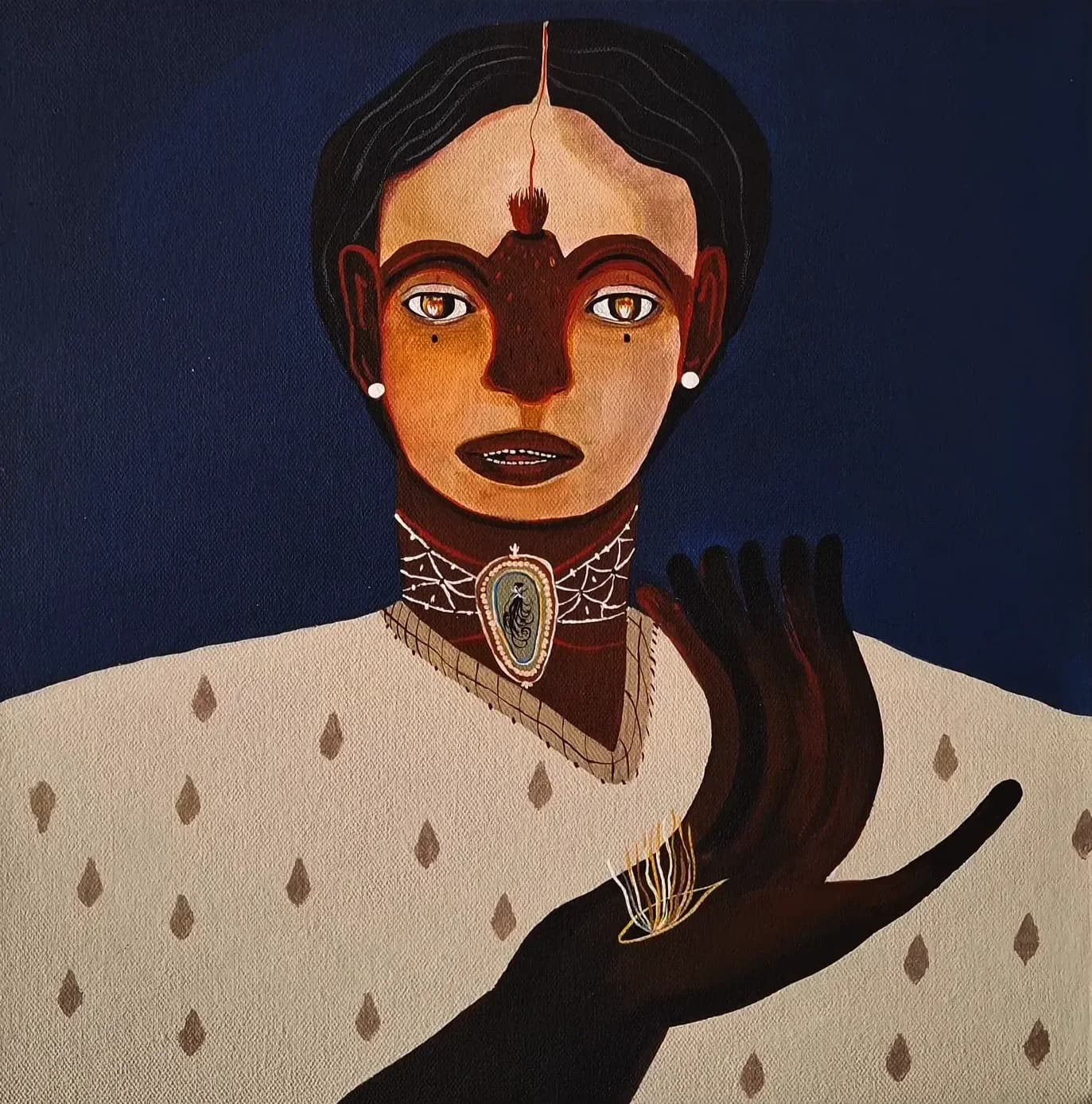 Retrato frontal de una mujer con collar y medallón, una mano oscura alzada, sobre fondo azul noche.